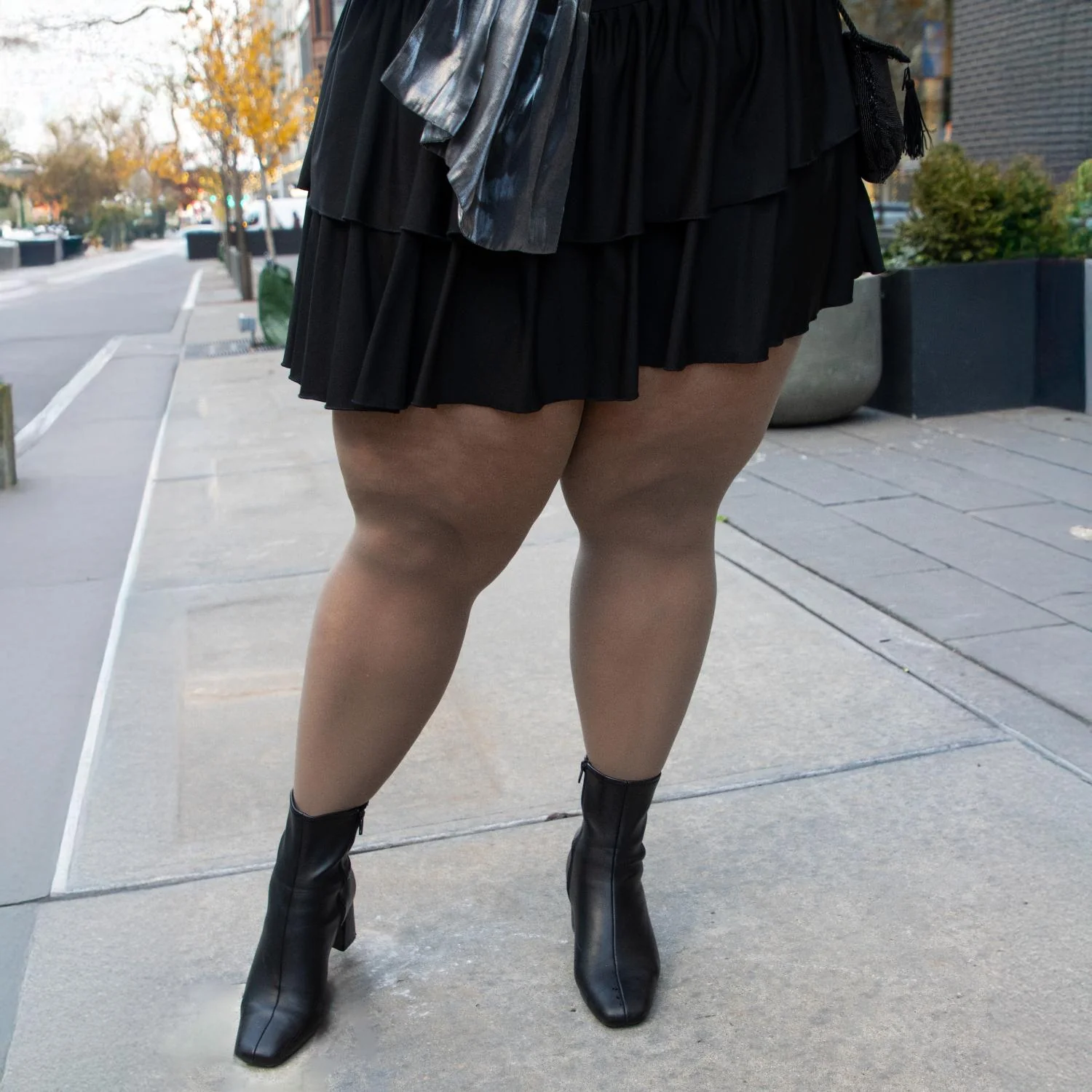 Sheer 30 Den Pantyhose - Fudge - Image 3